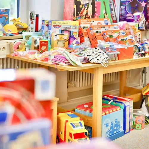 sortiertes Spielzeug am Montessori Kinder Basar in Günzburg
