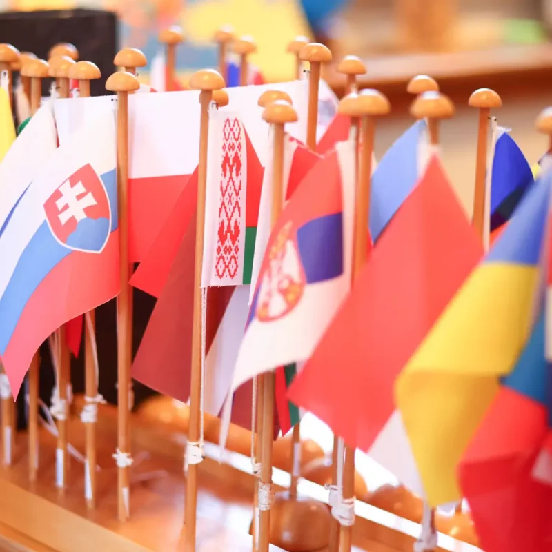 Tisch mit vielen kleinen Nationalflaggen verschiedener Länder als Teil einer kulturellen Lernstation.