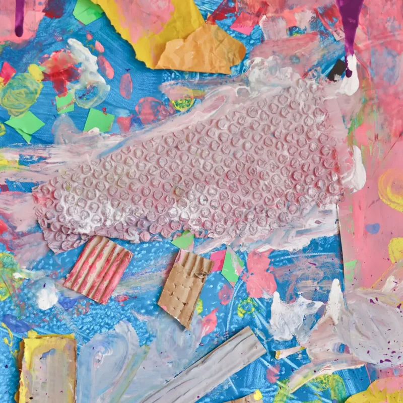 Farbenfrohes Kinderkunstwerk mit verschiedenen Strukturen und Pinseltechniken