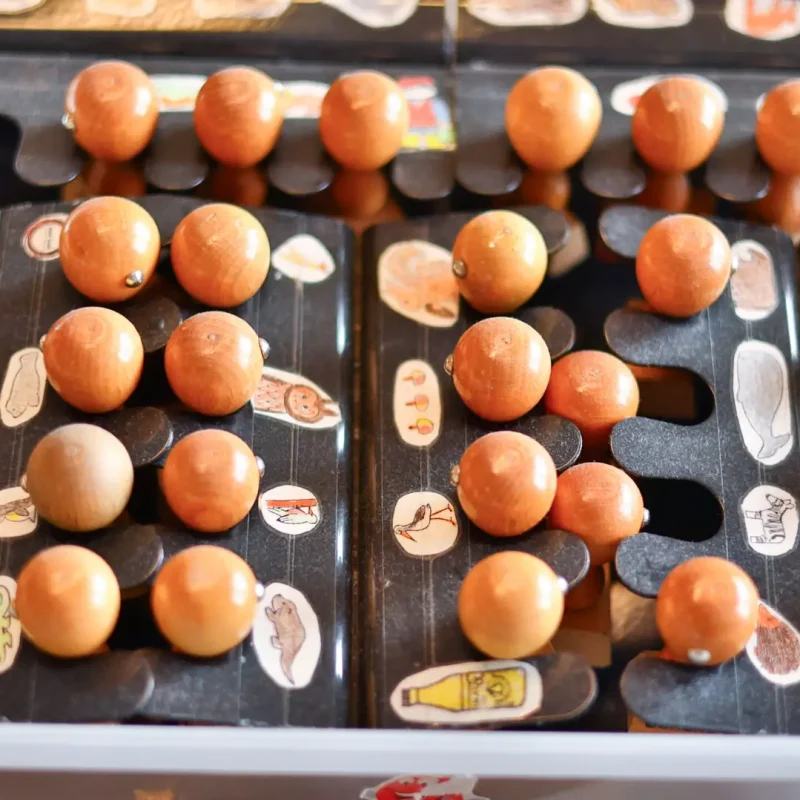 Perlen und Holzelemente zum Rechnen und Mengenverständnis.