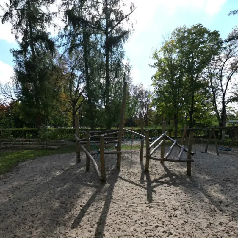 Spielplatz im Garten der Montessori Schule